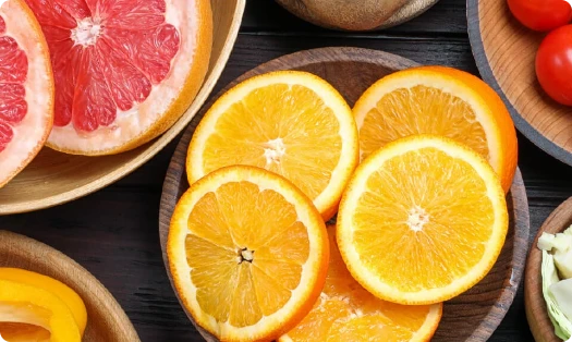 Misky čerstvého nakrájaného pomaranča a grapefruitu